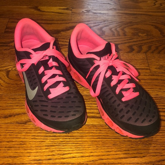 nike black and hot pink shoes